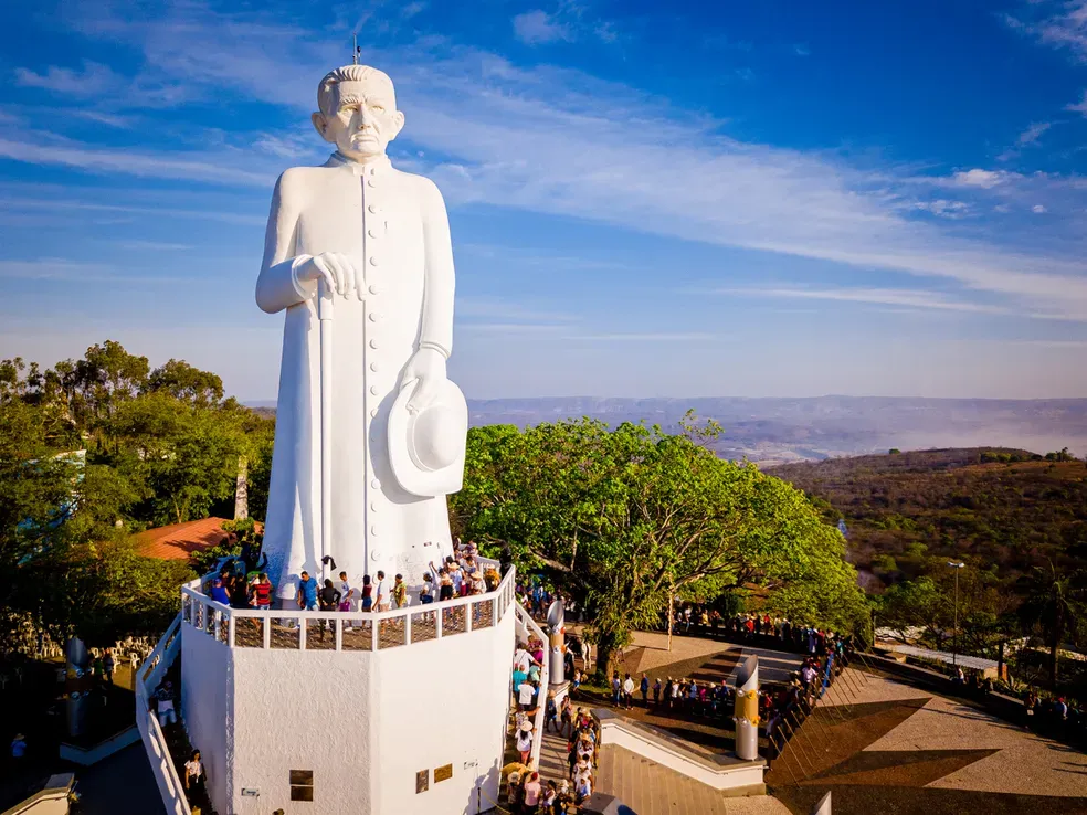 Estátua do Padre Cícero no Horto, em Juazeiro do Norte, com a cidade e a serra ao fundo